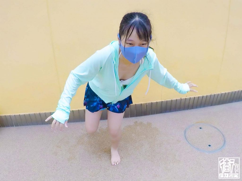 同級生カップルで遊びに来ていた素人水着JKが片足スクワットチャレンジに挑戦する画像